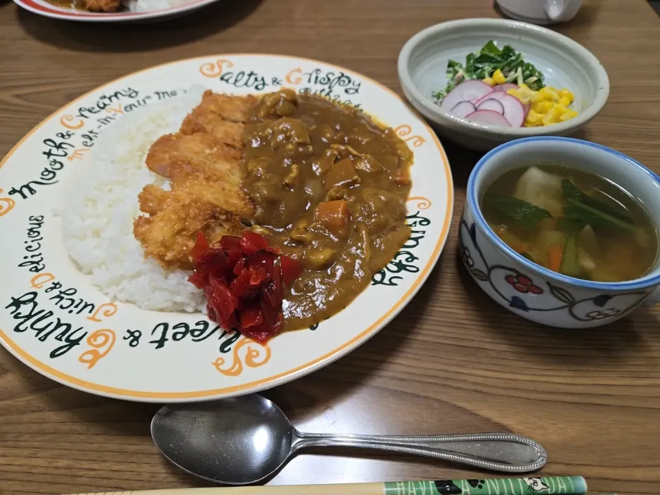 カツカレー・サラダ・ワンタンスープ🌺|chiyukiさん