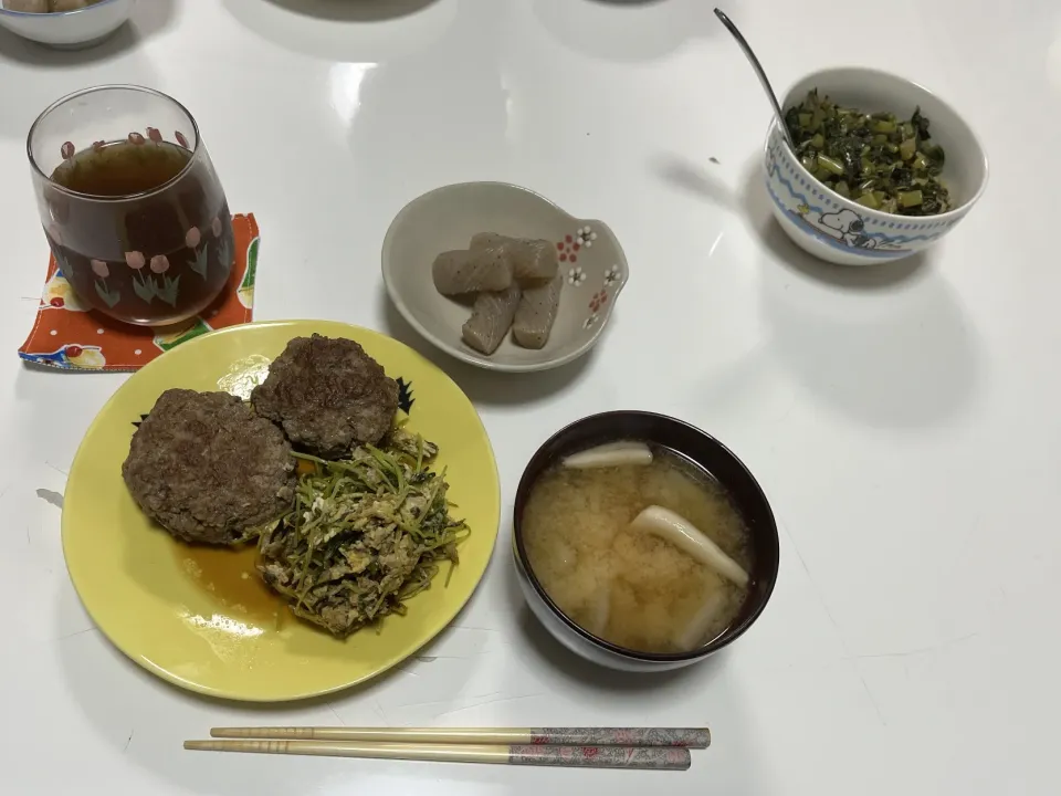 晩御飯☆ハンバーグ☆豆苗とツナの卵炒め☆捻り蒟蒻の煮物☆みそ汁（大根・人参・しめじ）☆大根菜と雑魚のふりかけ|Saharaさん