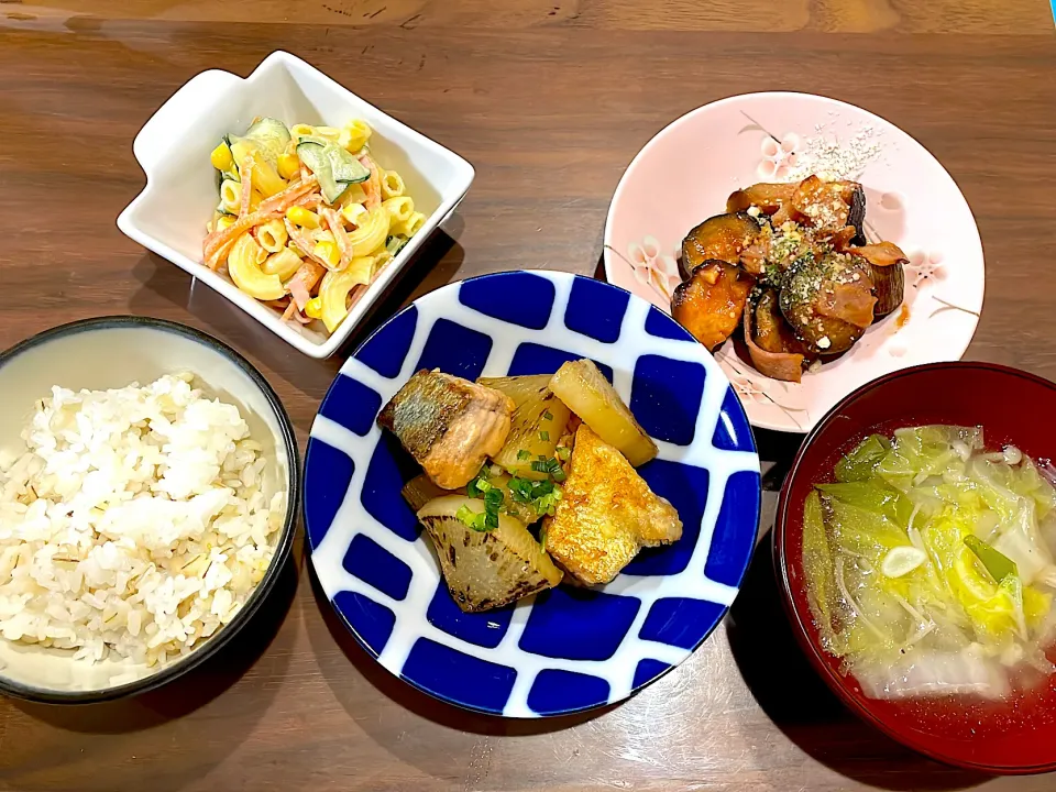 秋鮭と大根の照り焼き　白菜とねぎの中華スープ　なすとベーコンのケチャップ蒸し　マカロニサラダ|おさむん17さん