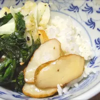 my simple dinner - organic veg with slices of fish cakes|Chua Jeanさん