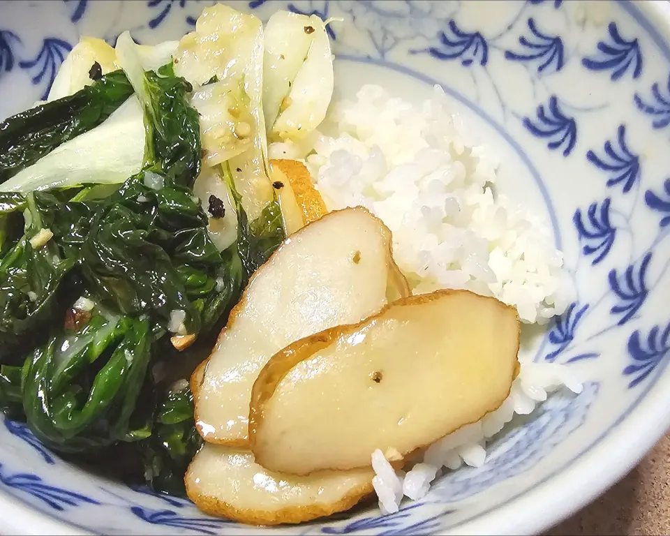 my simple dinner - organic veg with slices of fish cakes|Chua Jeanさん