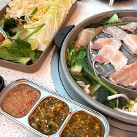 A very popular pastime in Thailand is Moo Krata or Pork Pan You can cook BBQ pork and hot pot at the same time! It's ingenious and delicious!🤤🤤🤤|Sherlynさん