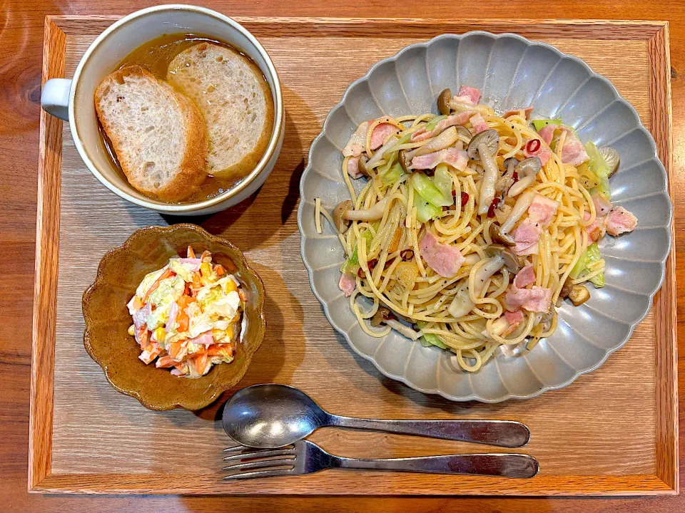 夜ご飯(ペペロンチーノ、コールスロー、オニオングラタンスープ)|cocomikaさん