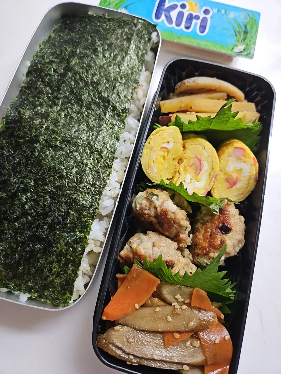 ☆高校生弁当☆もち麦入り海苔オカカごはん、根菜金平、カニカマ卵焼き、シソ団子、金平牛蒡、キリスティック|ｼｮｺﾗさん