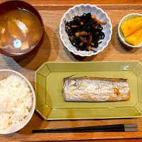 夜ご飯(太刀魚、ひじき煮、しじみ味噌汁、柿)|cocomikaさん