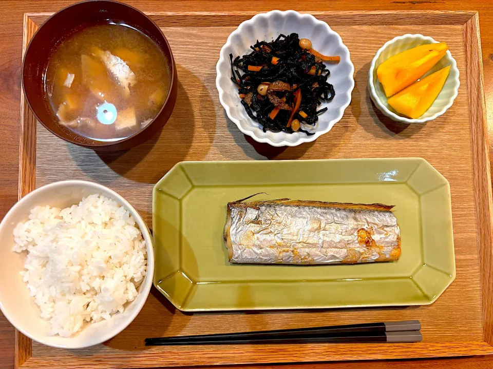 夜ご飯(太刀魚、ひじき煮、しじみ味噌汁、柿)|cocomikaさん