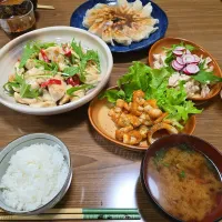 鶏むねピーマンのマヨネーズ和え・餃子・蒸し鶏とラディッシュ添え・ちくわのエビチリ風・ご飯・味噌汁🌺|chiyukiさん