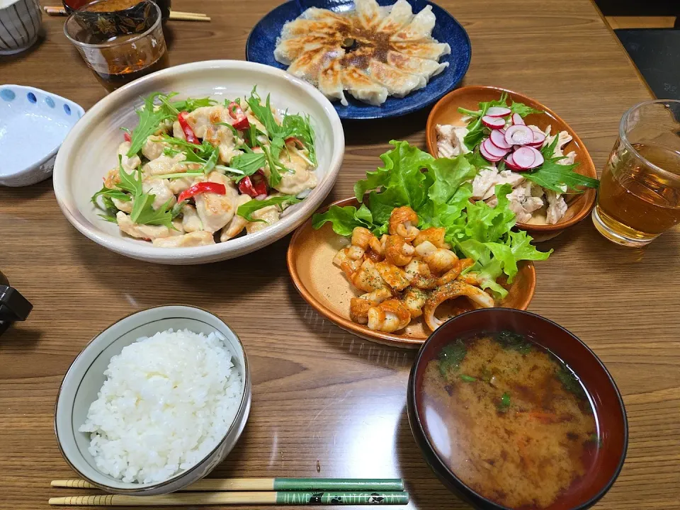 鶏むねピーマンのマヨネーズ和え・餃子・蒸し鶏とラディッシュ添え・ちくわのエビチリ風・ご飯・味噌汁🌺|chiyukiさん