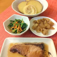 ☆ブリ照り焼き　☆鶏皮唐揚げ　☆さつまいもレモン煮　☆ごま和え|chikakoさん