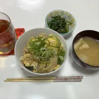 晩御飯☆親子丼☆菊菜の胡麻和え☆みそ汁（白菜・揚げ）|Saharaさん