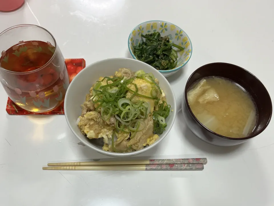 晩御飯☆親子丼☆菊菜の胡麻和え☆みそ汁（白菜・揚げ）|Saharaさん