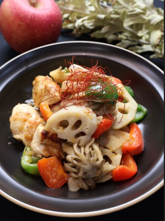 Snapdishの料理・レシピ写真:鶏ムネ肉といろいろ野菜のすりおろしリンゴ🍎の甘辛炒め｜りんごを使って一品料理