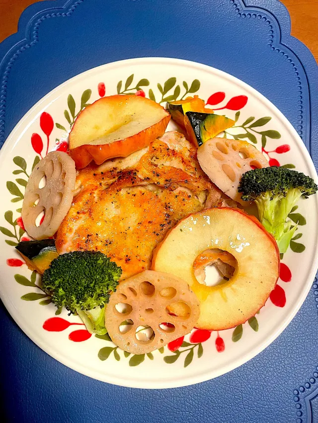 Snapdishの料理・レシピ写真:チキンと野菜のオーブン焼き｜りんごを使って一品料理