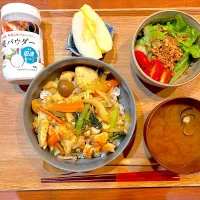 夜ご飯(鶏胸スタミナ丼、サラダ、しじみ味噌汁、りんご)|cocomikaさん