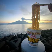 絶景メシ〜鹿児島　桜島は今日も元気に噴火🌋してます♪ cup noodle curry flavor|shikaさん