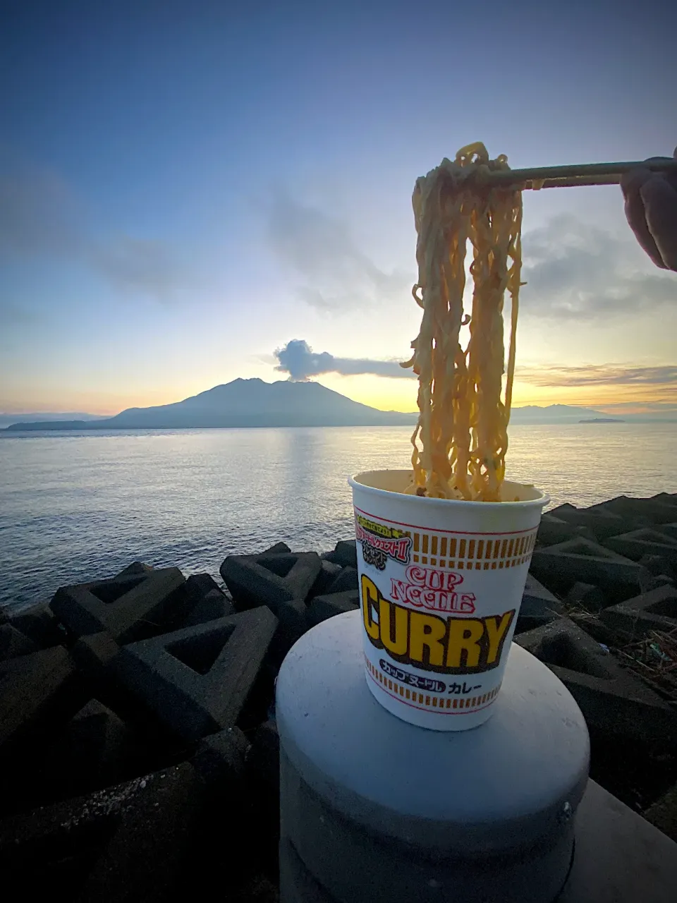 絶景メシ〜鹿児島　桜島は今日も元気に噴火🌋してます♪ cup noodle curry flavor|shikaさん