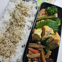 ☆高校生弁当☆もち麦入り自家製ふりかけごはん、海老とブロッコリー中華炒め、カニカマ三つ葉卵焼き、根菜金平、蒟蒻ゼリー|ｼｮｺﾗさん