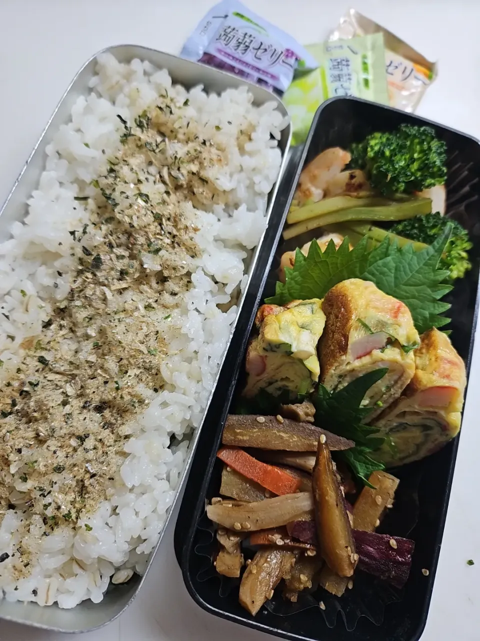 ☆高校生弁当☆もち麦入り自家製ふりかけごはん、海老とブロッコリー中華炒め、カニカマ三つ葉卵焼き、根菜金平、蒟蒻ゼリー|ｼｮｺﾗさん