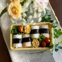 11/22❤︎主人のおにぎり弁当🍙

＊ 鮭フレークおにぎり
＊ 塩昆布おにぎり
＊ 梅おにぎり
＊ ヤンニョムチキン
＊ パプリカたまご焼き
＊ 海老とひじきのふんわり揚げ
＊ ほうれん草の胡麻和え|Makinsさん