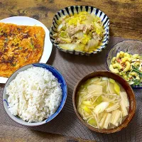 白菜と豚肉の煮物　キムチーズチヂミ　水菜のマカロニサラダ　麦ご飯　味噌汁