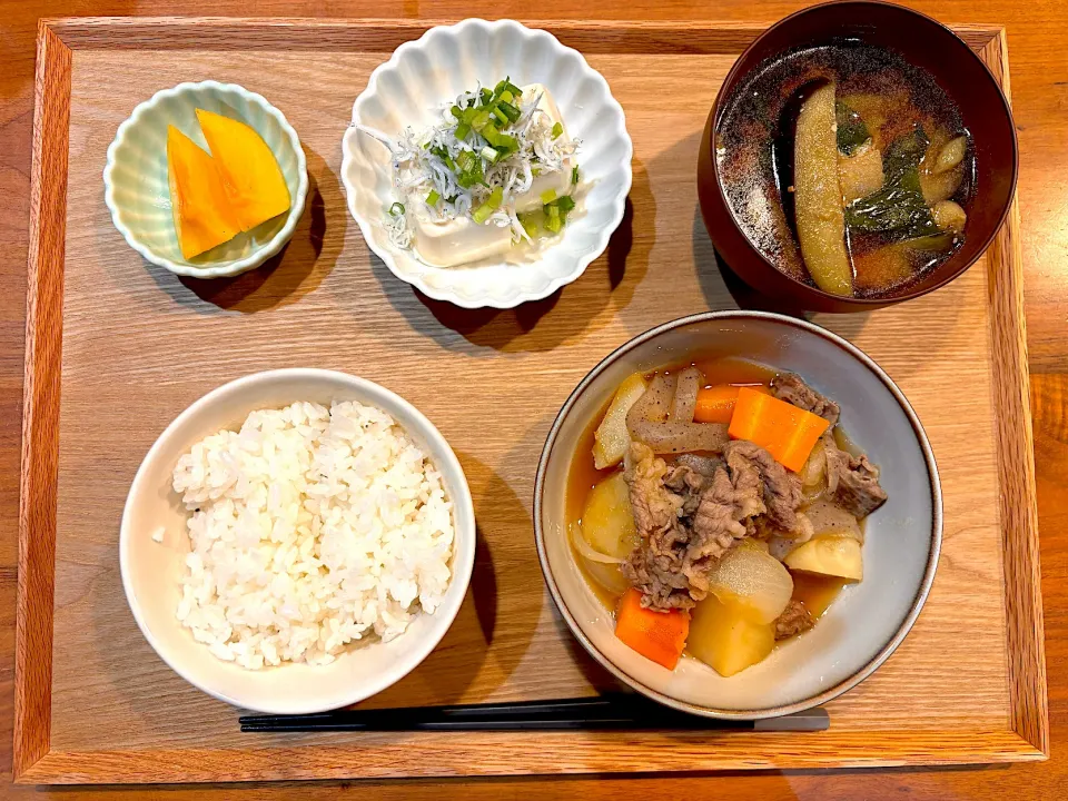 夜ご飯(肉じゃが、冷奴、ナスと小松菜の味噌汁、柿)|cocomikaさん