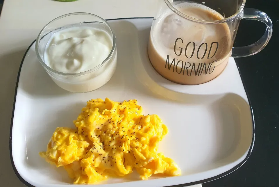 Good morning breakfast scrambled eggs yoghurt Iced latté|🌷lynnlicious🌷さん