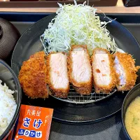 極厚ロースかつ定食にサービスのふりかけ|マハロ菊池さん