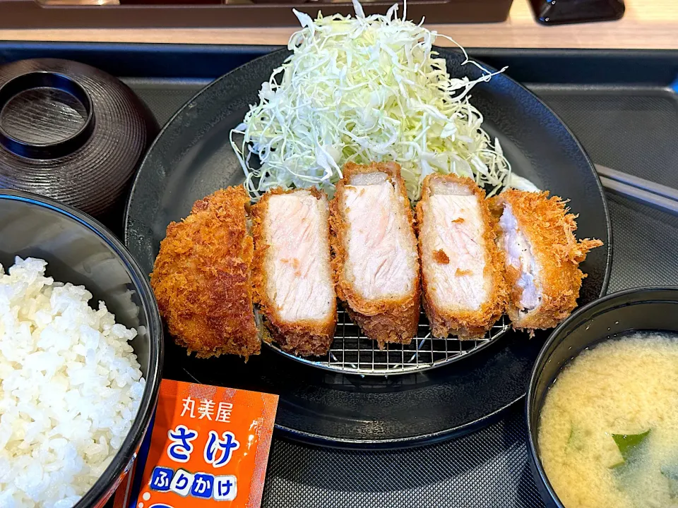 極厚ロースかつ定食にサービスのふりかけ|マハロ菊池さん