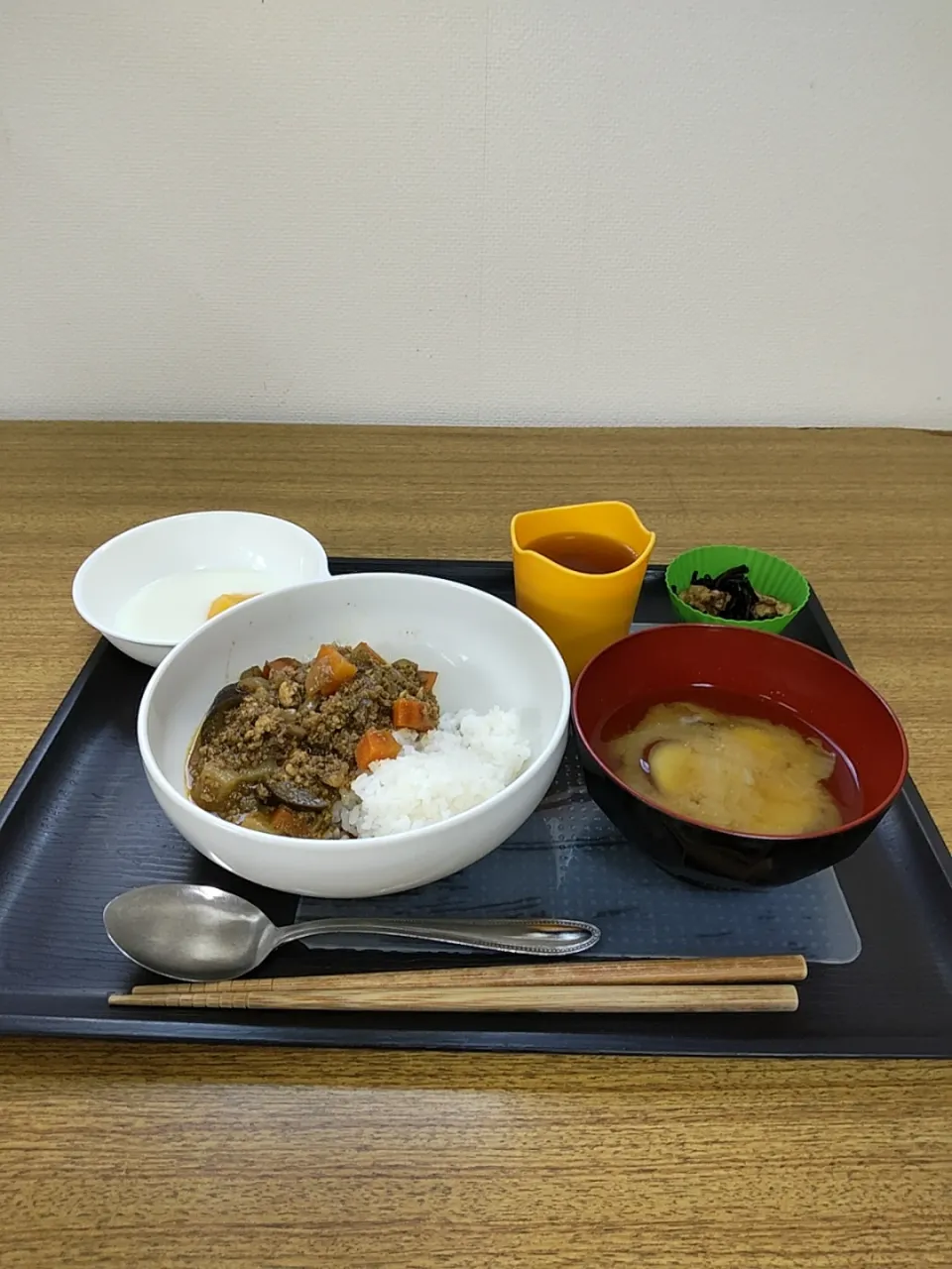 キーマカレー、ヨーグルトもも、味噌汁、煮物|杉ちゃんさん