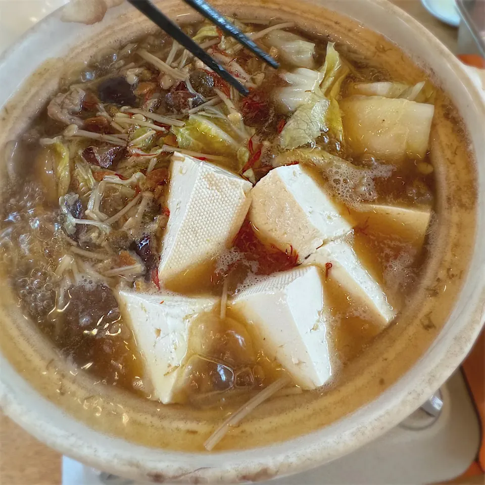 薬膳鍋🍲棗、紅花、蓮の実、陳皮、菊花とニンニク生姜入って血流も体温もアップしたよ✨お風呂上がりみたいに顔ピカピカになった（笑）|美味飯さん