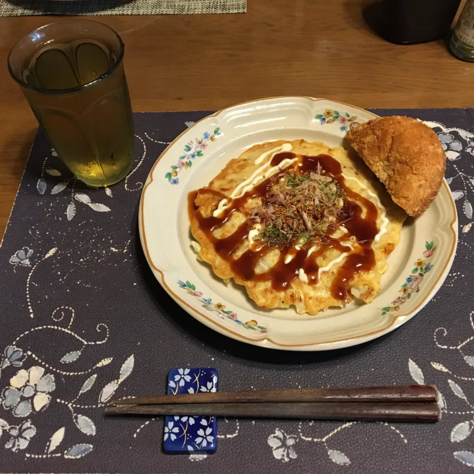 お好み焼き、カレーパン、お冷(昼飯)|enarinさん