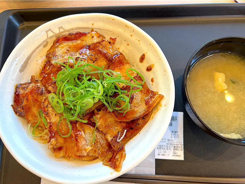 今日のお昼ご飯は、松屋の炙り十勝豚丼|yokoさん