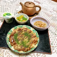 grandmaの晩ごはん☆ 今夜はお好み焼き？
お餅､お豆腐、エノキだけ、玉子、豚肉などなど…
大根の皮できんぴら、かぼちゃの胡麻和え…頂きます|kaoriさん