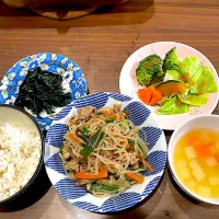 糸蒟蒻でチャプチェ　大根と人参のコンソメスープ　蒸し野菜の味噌ドレッシング　金時草の酢の物|おさむん17さん