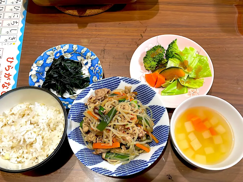 糸蒟蒻でチャプチェ　大根と人参のコンソメスープ　蒸し野菜の味噌ドレッシング　金時草の酢の物|おさむん17さん