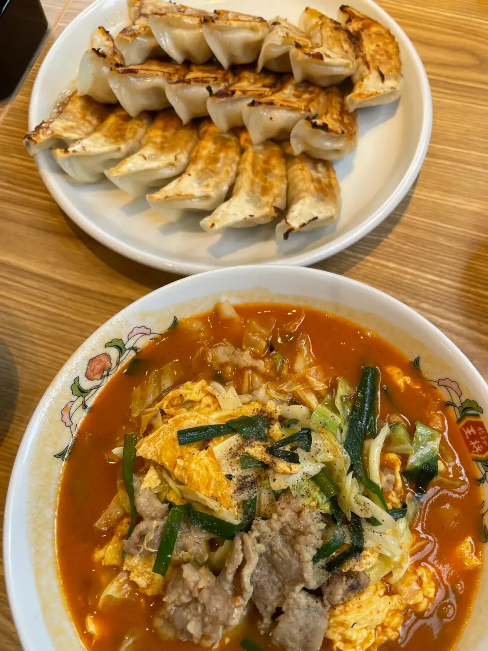 豚辛ラーメンと餃子|なつパパさん