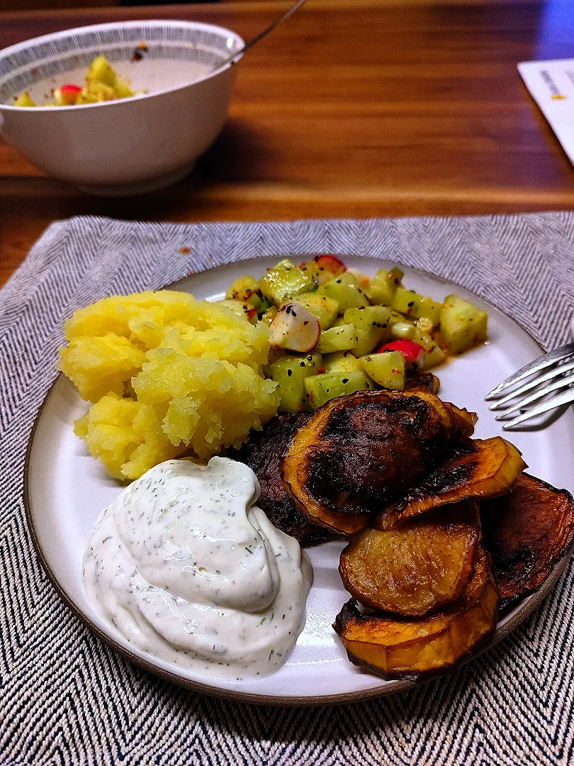 Fried eggplant with potatoe mash, garlic dip and salad|Vera Andrianova Forwerkさん