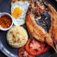 Bangus Milkfish breakfast - fried egg, garlic rice, tomatoes, spiced vinegar dipping sauce|🌺IAnneさん