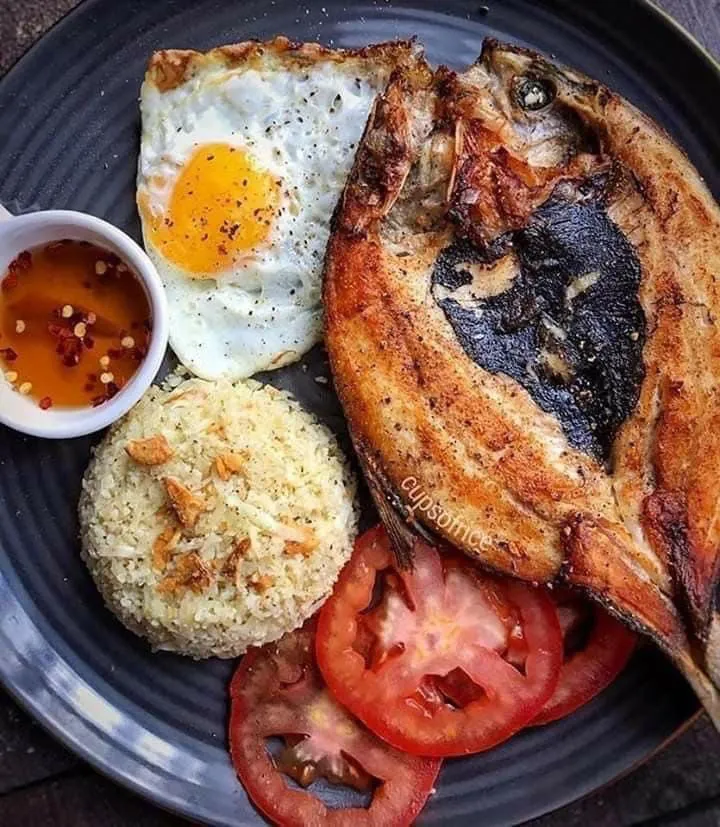 Bangus Milkfish breakfast - fried egg, garlic rice, tomatoes, spiced vinegar dipping sauce|🌺IAnneさん