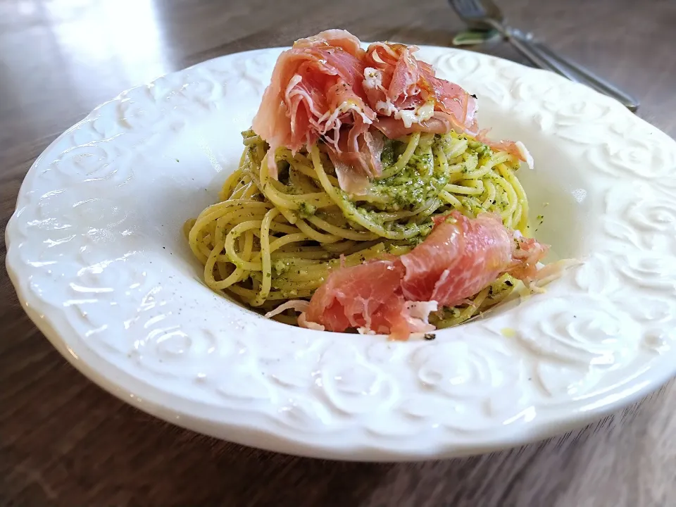 こぼれ生ハムとパクチーのスパゲティ|古尾谷りかこさん