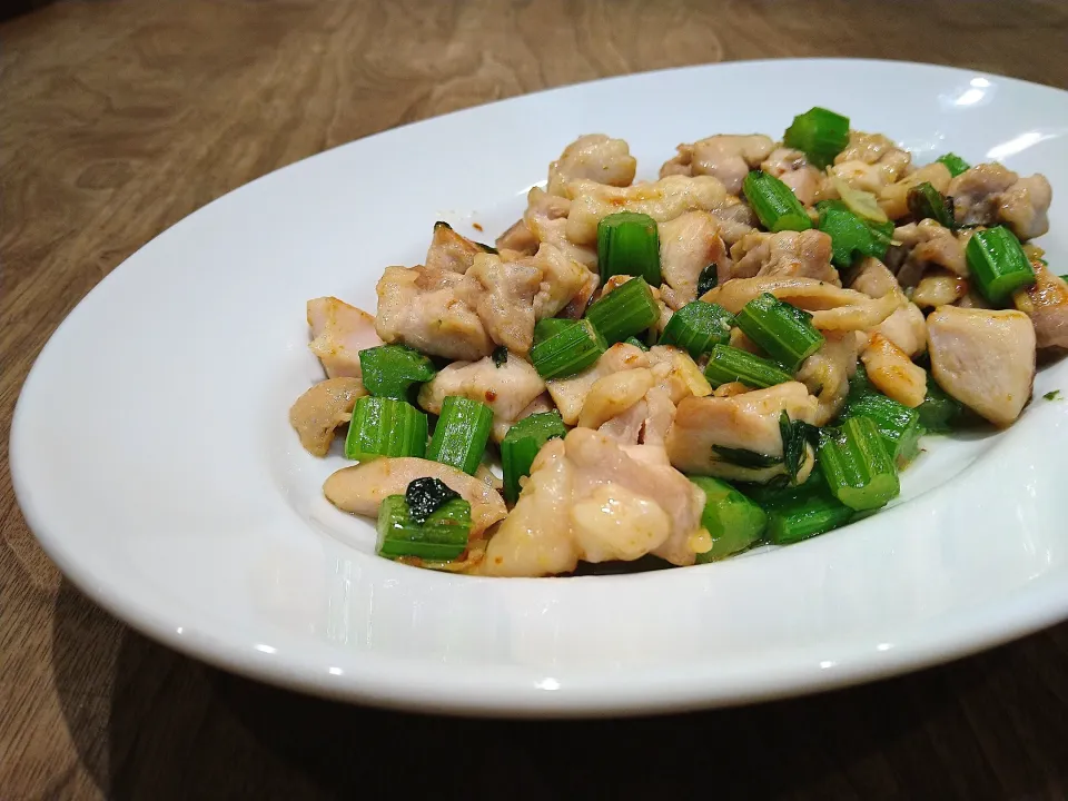 鶏肉とセロリの塩炒め|古尾谷りかこさん