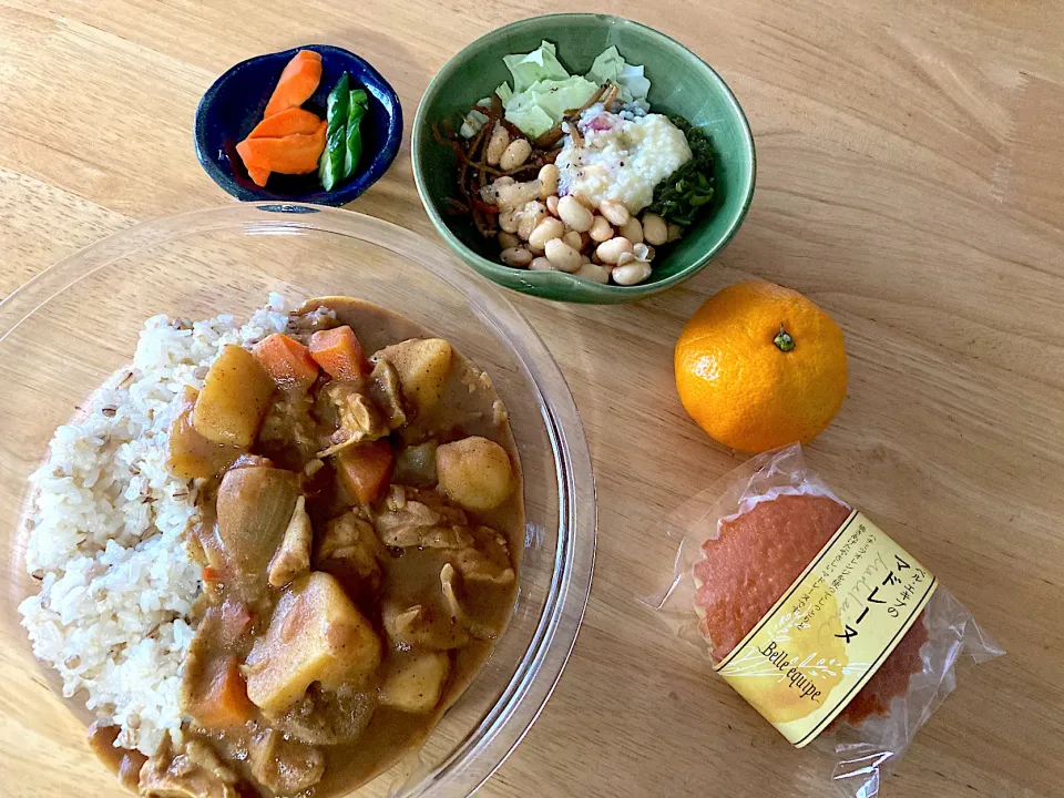 カレーライス♡お豆と海藻とポテトサラダ♡福神漬け買いわすれたのでお漬物♡みかん♡頂いたマドレーヌ|さくたえさん