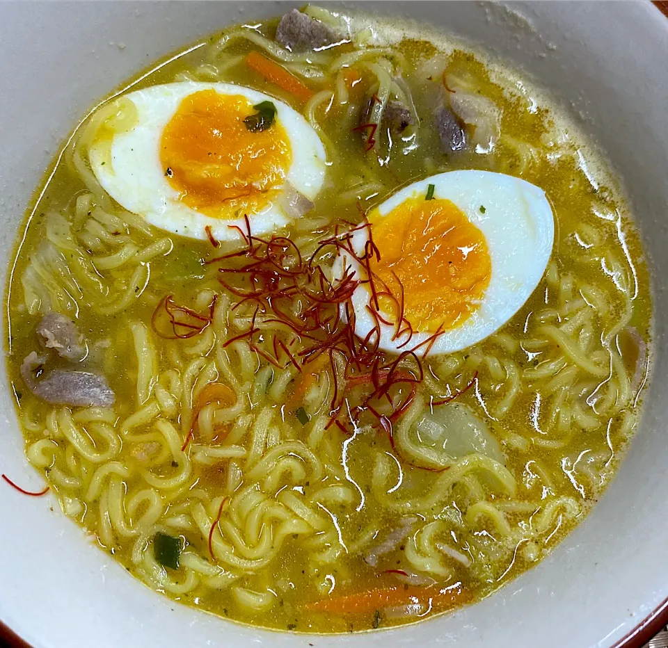 エスニックなラーメン🍜|すくらんぶるえっぐさん