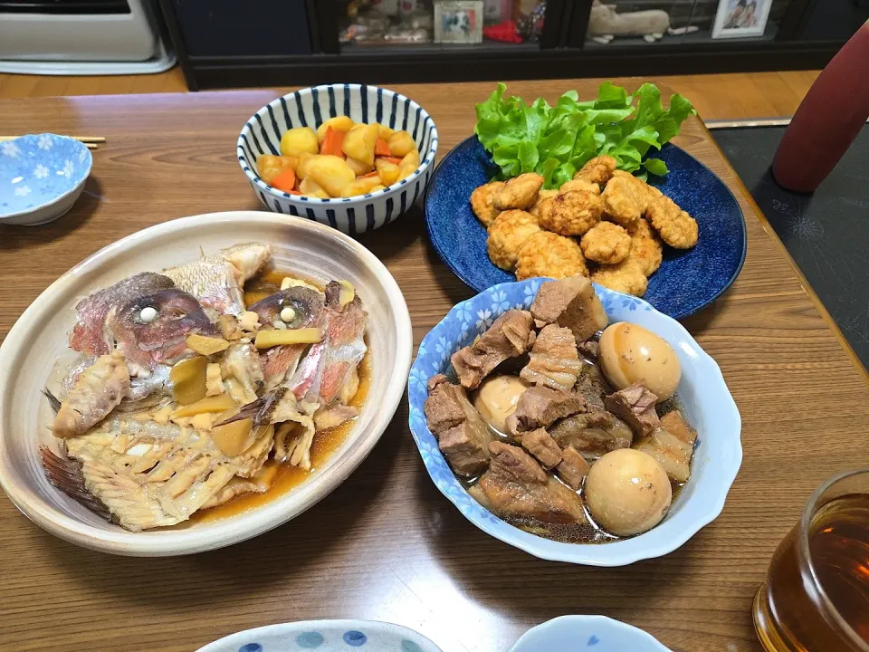 じゃがいもと人参の煮物・鯛のあら煮・豚の角煮・豆腐とチキンのナゲット・ご飯・味噌汁🌺|chiyukiさん