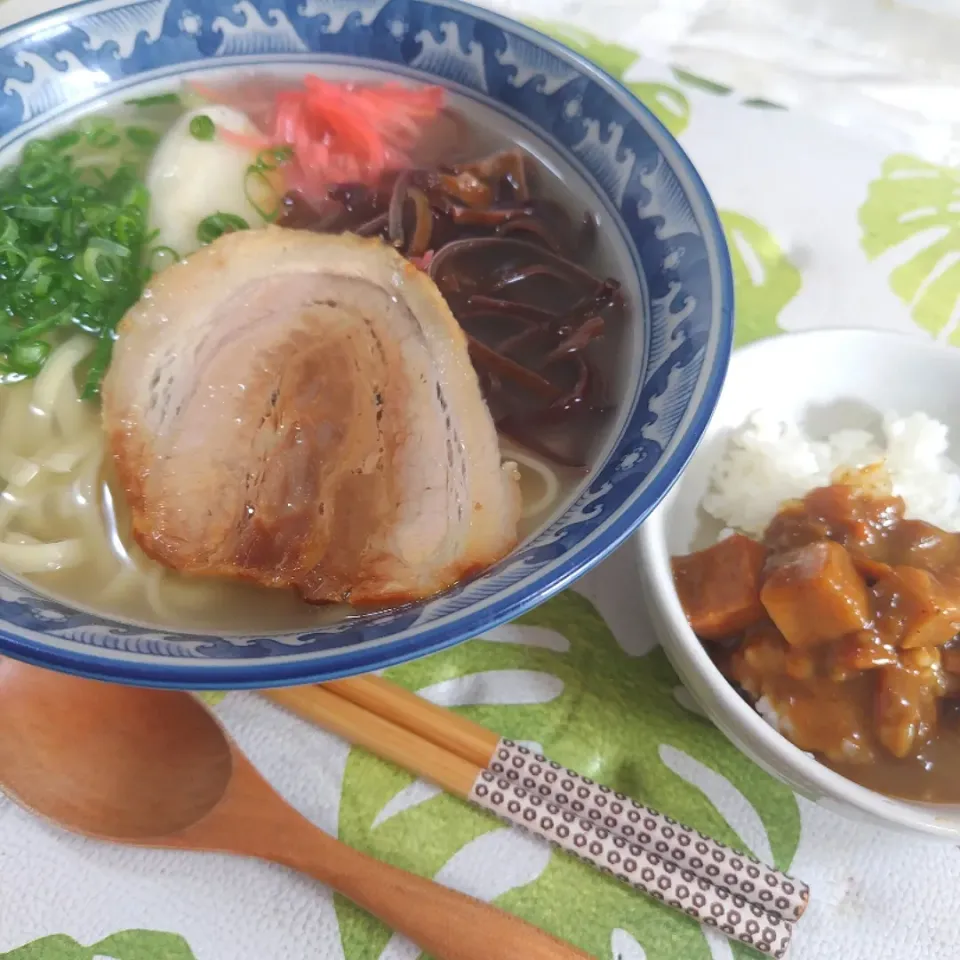 修学旅行のお土産、沖縄そばと、ランチョンミートのカレーのお昼ご飯です✨|rikako♪。.:＊さん