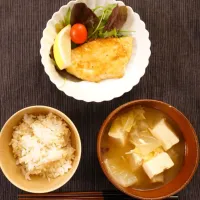 メカジキのステーキメインのお夕飯。具沢山お味噌汁で野菜を…