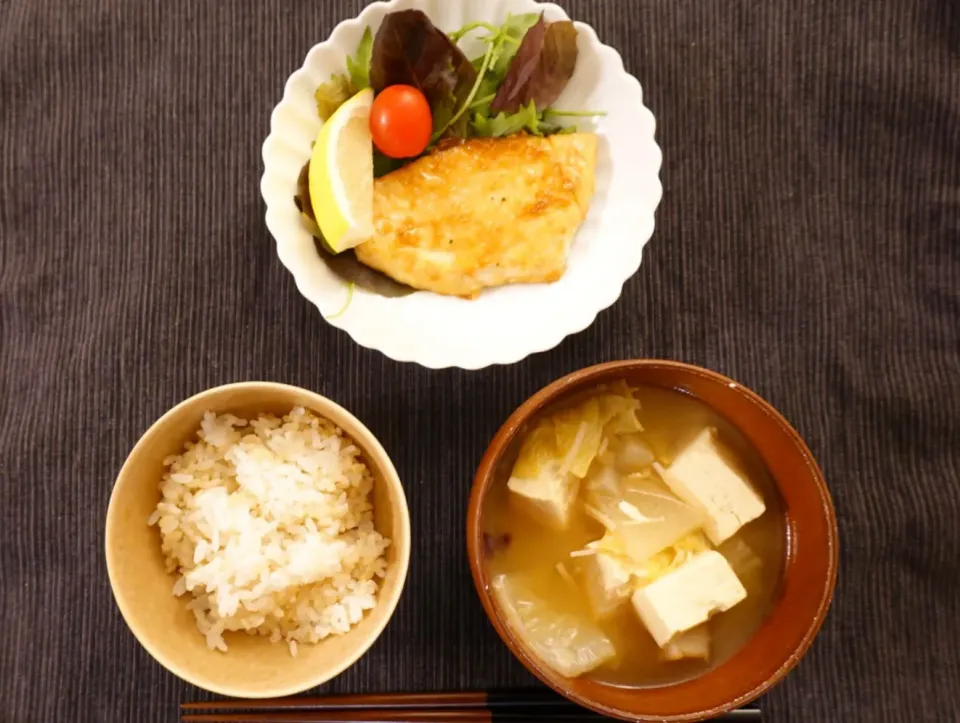 メカジキのステーキメインのお夕飯。具沢山お味噌汁で野菜を…|みーぬさん