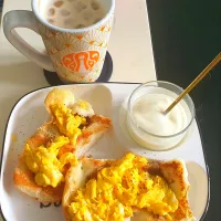 Good morning breakfast 😋 sweet coconut buns scrambled eggs yoghurt iced latté 😋😍|🌷lynnlicious🌷さん