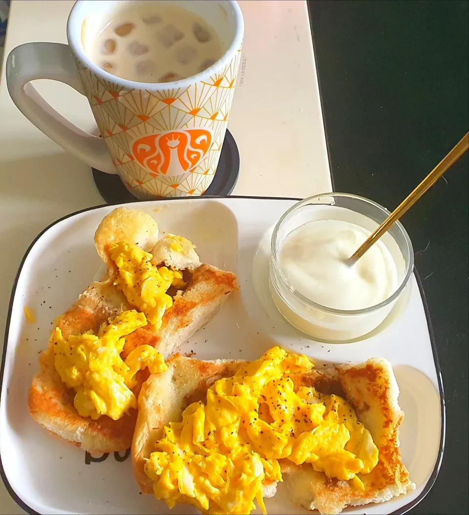 Good morning breakfast 😋 sweet coconut buns scrambled eggs yoghurt iced latté 😋😍|🌷lynnlicious🌷さん