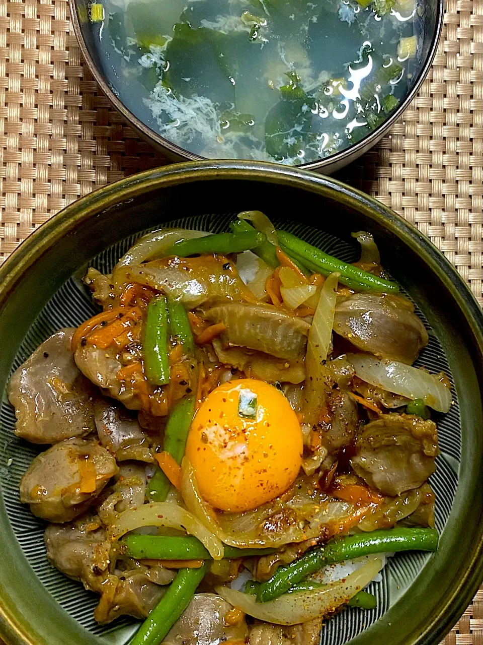 砂ずりのガリックバター丼|すくらんぶるえっぐさん